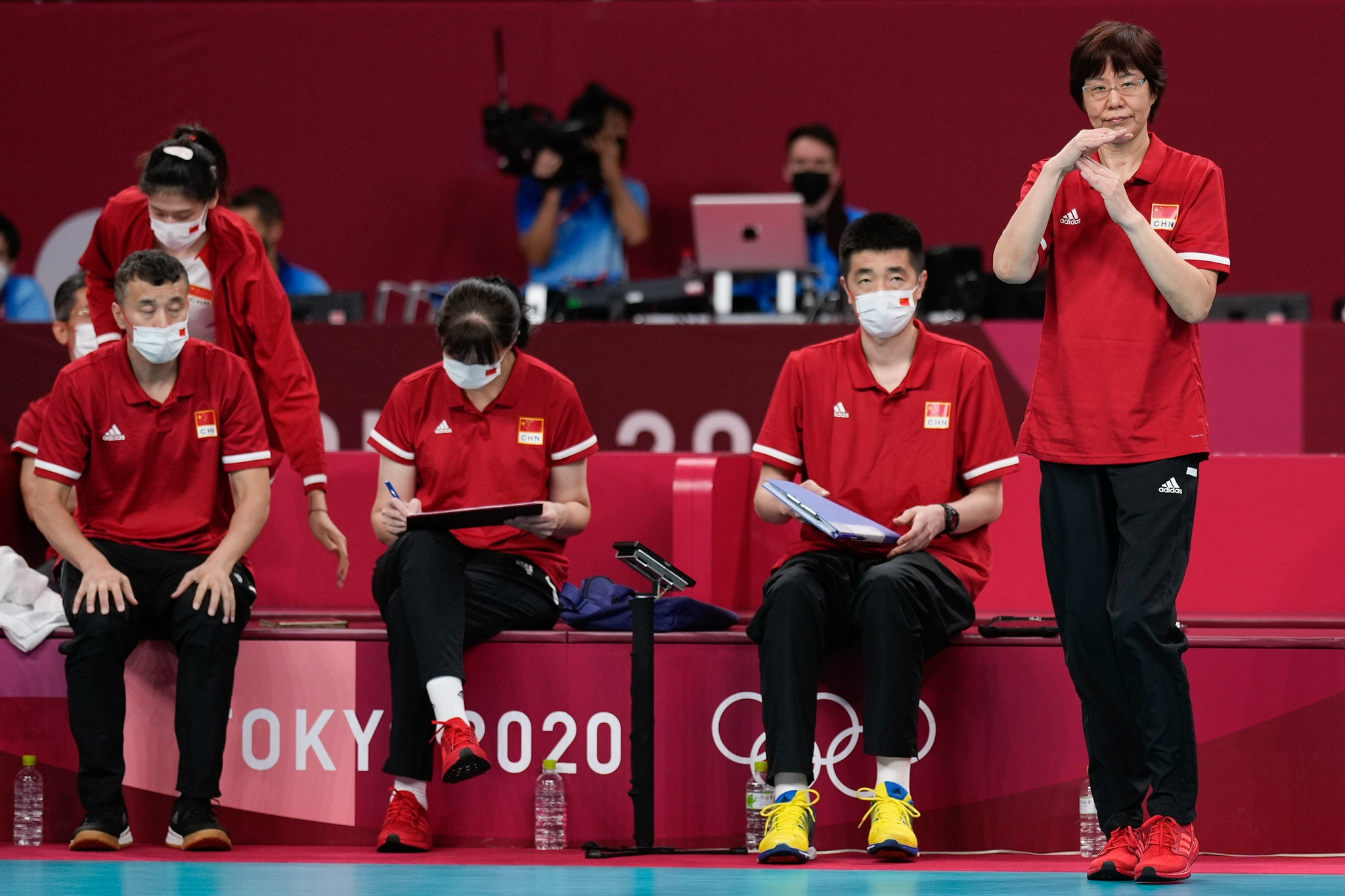 郎平洒泪拥抱每一个人 透露未来计划:奥运会有遗憾 但有遗憾更好-1 郎平洒泪拥抱每一个人 透露未来计划:奥运会有遗憾 但有遗憾更好-1