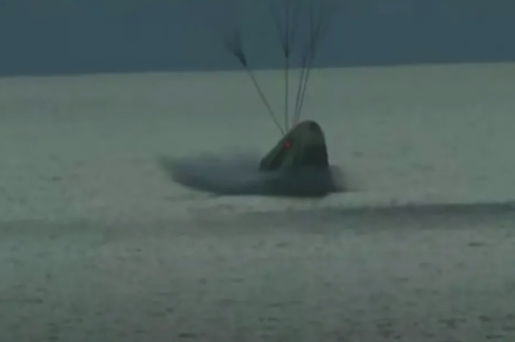 载人“龙”飞船在大西洋溅落