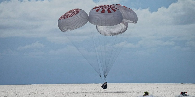 载人“龙”飞船在大西洋溅落