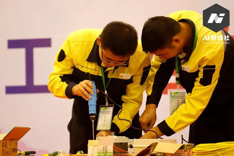 互联网取消大小周后 什么时候轮到富士康们？ 第1张