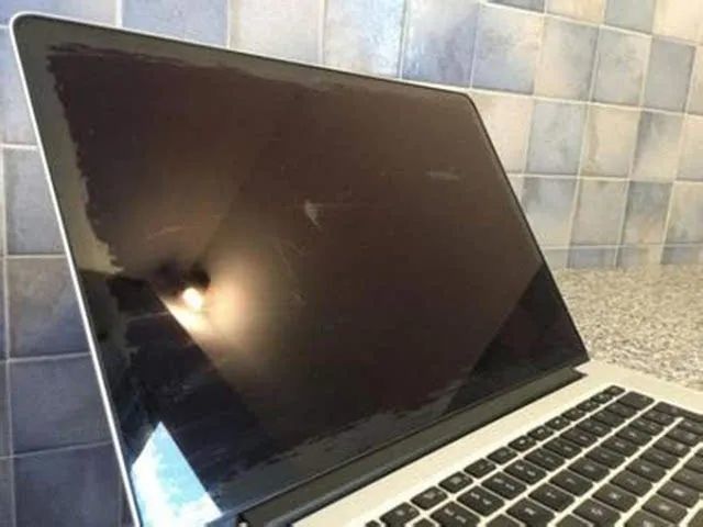 MacBook屏幕涂层出了问题 于是有人决定把它全给抹了