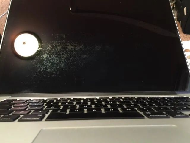 MacBook屏幕涂层出了问题 于是有人决定把它全给抹了