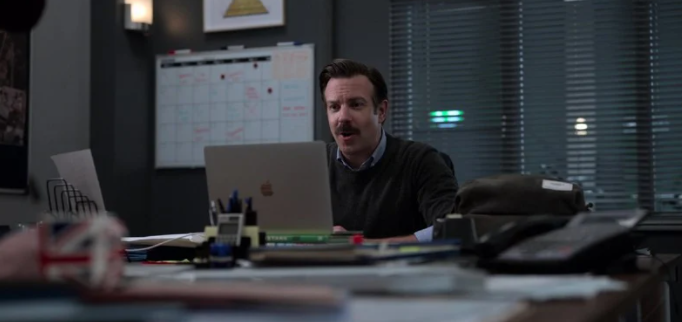 报告：苹果如何战略性地在Apple TV节目中植入自家iPhone等 第1张