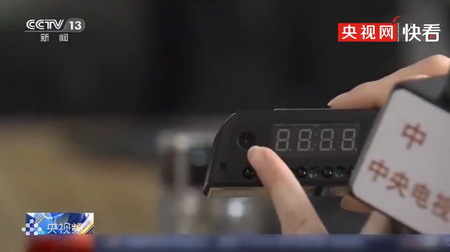 央视揭秘偷拍针孔摄像头：可隐藏在路由器、电子钟、打火机、水杯内 第4张