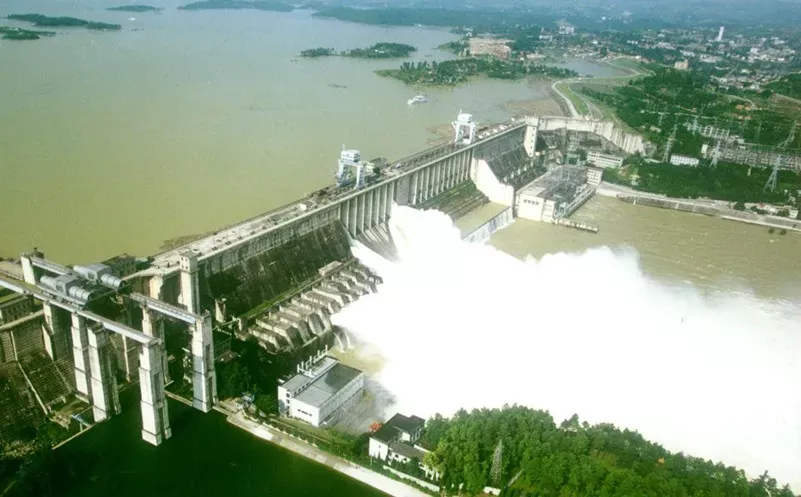 1958年开工建设，1968年投产发电的丹江口水电站。