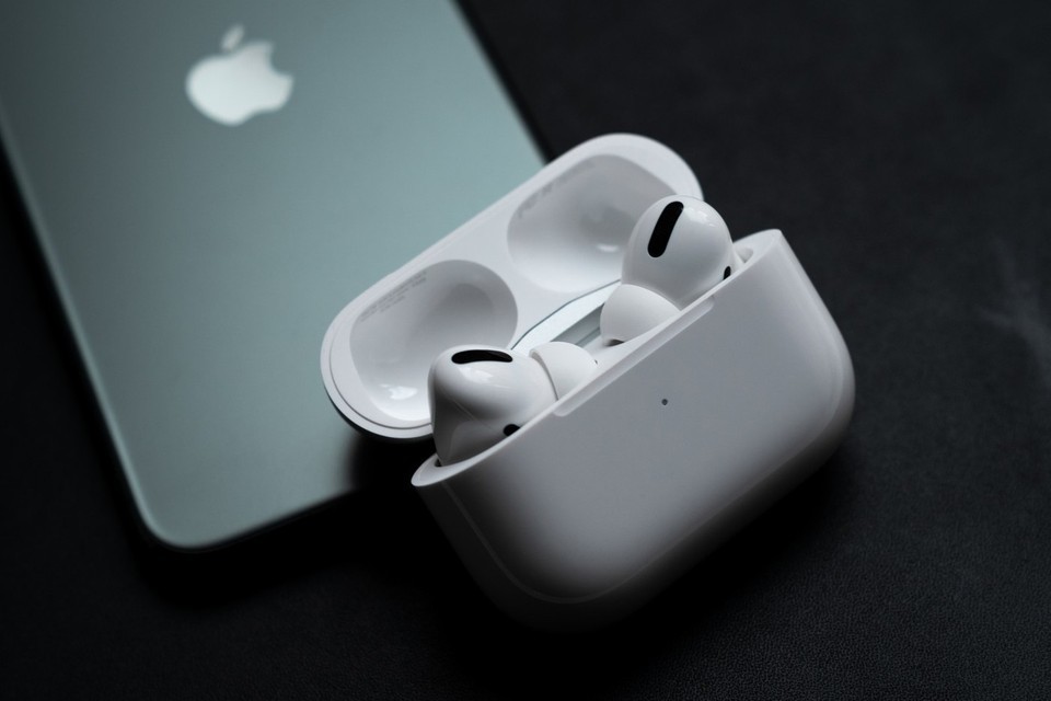 https___hypebeast.com_wp-content_blogs.dir_6_files_2022_01_apple-airpods-pro-2-sound-emitting-case-rumors-info-0.jpg