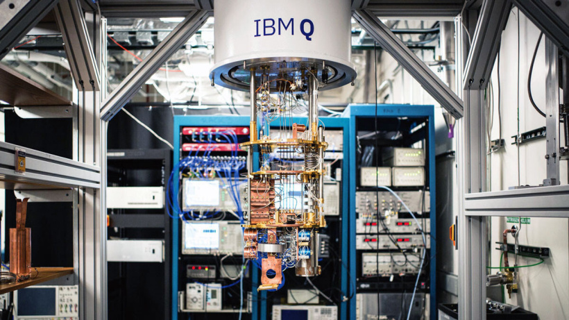 IBM量子计算机实拍，天花板上的圆柱形结构伸出金属棒，以及复杂的线路