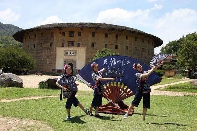 福建永定客家土楼和天涯明月刀游戏合作吸引游戏玩家前来旅游。（图片来源自网络）